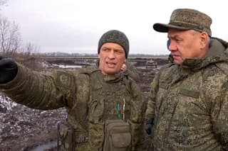Na videosnímke z 22. decembra 2022 ruský minister obrany Sergej Šojgu (vpravo) počas kontroly ruských jednotiek na neznámom mieste na Ukrajine. 