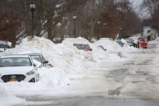 Extrémne zimné počasie si vyžiadalo v USA už 61 obetí.