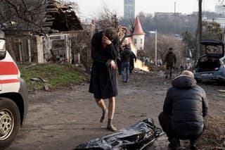 Nálety hlásili vo viacerých oblastiach vrátane metropoly Kyjev, kde zabili najmenej jedného človeka.