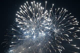 Na snímke pohľad na ohňostroj počas novoročných osláv 1. januára 2023 v Bratislave.