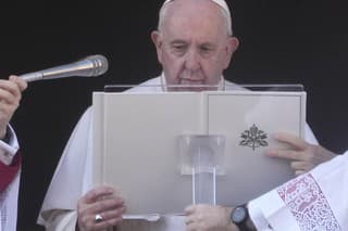 Pápež František udeľuje tradičné požehnanie Urbi et orbi.