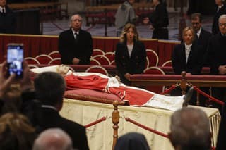Vo Vatikáne sa začala rozlúčka verejnosti so zosnulým Benediktom XVI.