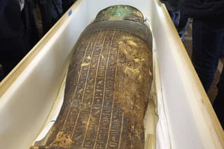 Staroveký drevený sarkofág je vystavený počas slávnostného odovzdávania na ministerstve zahraničných vecí v Káhire.