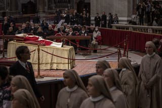 Telo emeritného pápeža vystavili v Bazilike sv. Pavla vo Vatikáne.