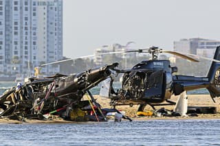 V popredí je stroj, ktorý sa po zrážke zrútil. Za ním je druhý vrtuľník, ktorý pristál aj s rozbitým kokpitom.