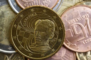 Národná chorvátska strana eurovej mince, ktorá zobrazuje vynálezcu a konštruktéra mnohých elektrických strojov a prístrojov Nikolu Teslu.