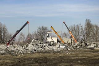  Pracovníci čistia ruiny po útoku ukrajinských rakiet v meste Makyjivka vo východnej Doneckej oblasti.