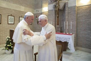 Na snímke vpravo emeritný pápež Benedikt XVI. a vľavo pápež František sa objímajú počas stretnutia vo Vatikáne 28. júna 2018.
