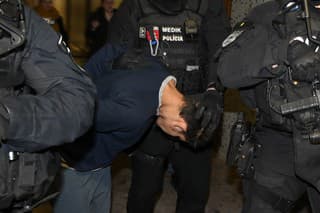 Obvineného 18-ročného V.H. predviedli policajti pred sudcu pre prípravné konanie Okresného súdu Košice II.