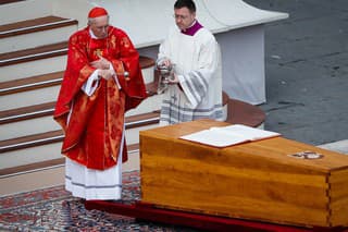 Rakvu s telom emeritného pápeža Benedikta XVI. odniesli po skončení štvrtkovej pohrebnej omše z Námestia svätého Petra vo Vatikáne do vatikánskej baziliky, kde bude pochovaný.