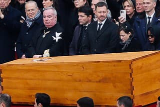 Rakvu s telom emeritného pápeža Benedikta XVI. odniesli po skončení štvrtkovej pohrebnej omše z Námestia svätého Petra vo Vatikáne do vatikánskej baziliky, kde bude pochovaný.