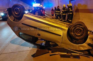 V tuneli Sitina smerom do Petržalky skončilo auto prevrátené na streche.
