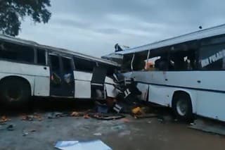 V Senegale sa zrazili dva autobusy.