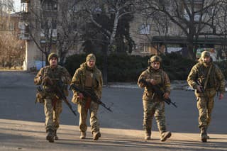 Ukrajinskí vojaci kráčajú po Bakhmute (ilustračné foto).