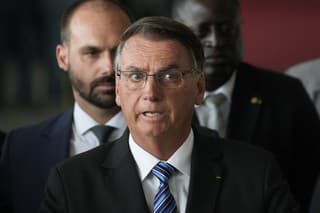 Dosluhujúci brazílsky prezident Jair Bolsonaro.