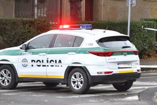 Polícia v Trenčíne vyšetruje príčiny a okolnosti smrti muža a ženy, ktorých našli v rodinnom dome bez známok života. 