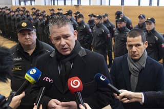Slovensko vyslalo na maďarsko-srbskú hranicu novú skupinu 38 policajtov.