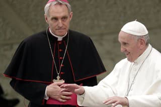 Pápež Benedikt a arcibiskup Georg Gänswein na archívnej snímke z roku 2019.