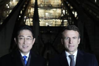 Francúzsky prezident Emmanuel Macron (vpravo) a japonský premiér Fumio Kišida počas návštevy parížskej katedrály Notre-Dame.