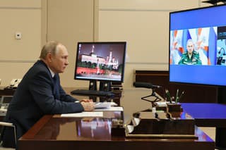 Ruský vodca Vladimir Putin počas videokonferencie s ruským ministrom obrany.