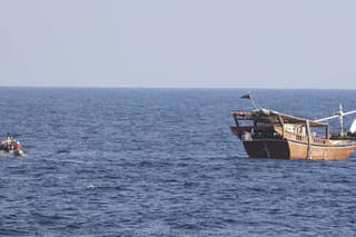 USA zadržali v Ománskom zálive plavidlo prevážajúce 2116 pušiek AK47.