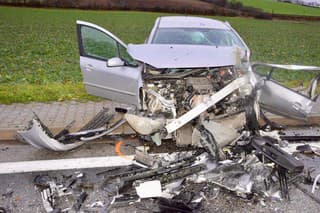 Opitý vodič so zákazom šoférovať nabúral, zranilo sa päť ľudí