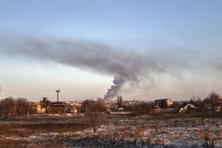  Dym stúpa po ostreľovaní v Soledare, na mieste ťažkých bojov s ruskými jednotkami v Doneckej oblasti na Ukrajine v nedeľu 8. januára 2023. 