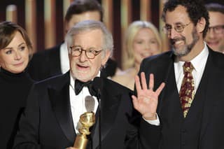 Americký filmový režiér, producent a scénarista Steven Spielberg (uprostred) si preberá cenu za najlepšiu filmovú drámu, ktorú získal čiastočne autobiografický film Fabelmanovci.