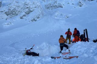 Lavíny v Nízkych Tatrách strhli dvoch lyžiarov, obaja to prežili