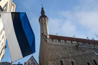 Vlajka Estónska na budove radnice v Talline (ilustračné foto).