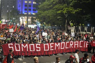 Brazíliu zmietali mohutné protesty.