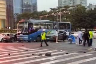 Vodič v Číne vrazil do chodcov, zabil päť ľudí a 13 zranil.