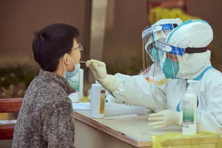 In April 2022, a medical worker wearing protective clothing was conducting nucleic acid testing and sampling for a woman in Shanghai, China。Nucleic acid test method