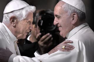 Benedikta XVI. († 95) a pápež František.