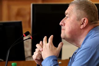 Bývalý špeciálny prokurátor Dušan Kováčik v pojednávacej miestnosti.
