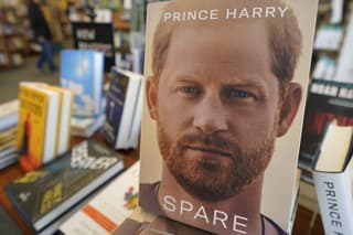 Kniha princa Harryho spôsobila medzinárodný rozruch.