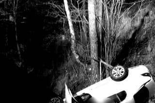 Pád auta do 25 metrov hlbokej rokliny pri Kremnici vodič neprežil.