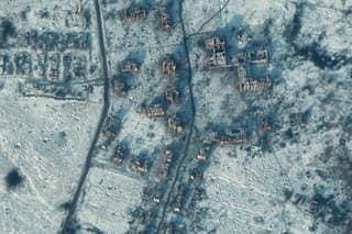 Nedatovaná satelitná snímka, ktorú poskytla spoločnosť Maxar Technologies v utorok 10. januára 2023, ukazuje poškodenie budov v Soledare na Ukrajine