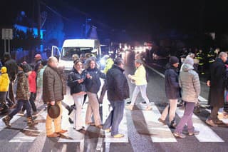 Protestujúci v čase od 17.00 do 18.00 h blokovali pri vypnutom verejnom osvetlení hlavný ťah na Donovaly.