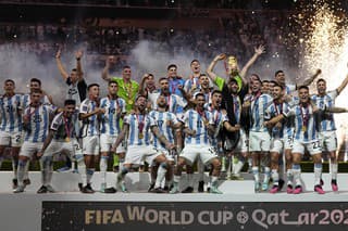 Argentínski futbalisti pózujú s trofejou po výhre vo finálovom zápase Argentína - Francúzsko na MS vo futbale.