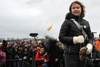 Greta Thunbergová vystupuje na protest.