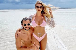 Tehotenstvo dvojica oznámila počas dovolenky na Zanzibare.