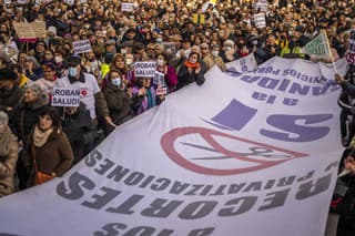 Desiatky ľudí držali obrovský transparent s nápisom: 