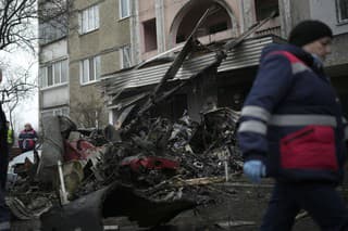 Na snímke miesto pádu vrtuľníka v meste Brovary pri Kyjeve 18. januára 2023. Príčina pádu vrtuľníka v ukrajinskom meste Brovary, pri ktorom zahynulo najmenej 18 ľudí vrátane troch detí a ukrajinského ministra vnútra Denysa Monastyrského, nebola bezprostredne známa.