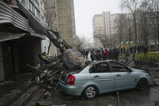 Na snímke miesto pádu vrtuľníka v meste Brovary pri Kyjeve 18. januára 2023. Príčina pádu vrtuľníka v ukrajinskom meste Brovary, pri ktorom zahynulo najmenej 18 ľudí vrátane troch detí a ukrajinského ministra vnútra Denysa Monastyrského, nebola bezprostredne známa.
