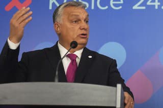 Na snímke maďarský premiér Viktor Orbán gestikuluje počas spoločnej tlačovej konferencie po summite predsedov vlád V4 v Košiciach vo štvrtok 24. novembra 2022.