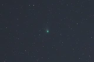 Na snímke zelená kométa C/2022 E3 (ZTF), ktorú sa podarilo odfotografovať neďaleko nemeckej obce Drebber.
