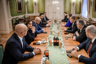 Zoči-voči za rokovacím stolom po dlhom čase sedeli bývalí štyria koaliční partneri.

