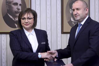 Bulharský prezident Rumen Radev (vpravo) si podáva ruku s líderkou bulharských socialistov Korneliou Ninovovou po tom, ako jej odovzdal poverenie na zostavenie novej vlády.