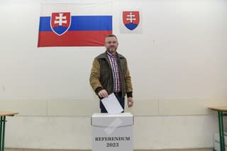 Predseda strany Hlas-SD Peter Pellegrini vhadzuje obálku s hlasovacím lístkom do volebnej schránky.